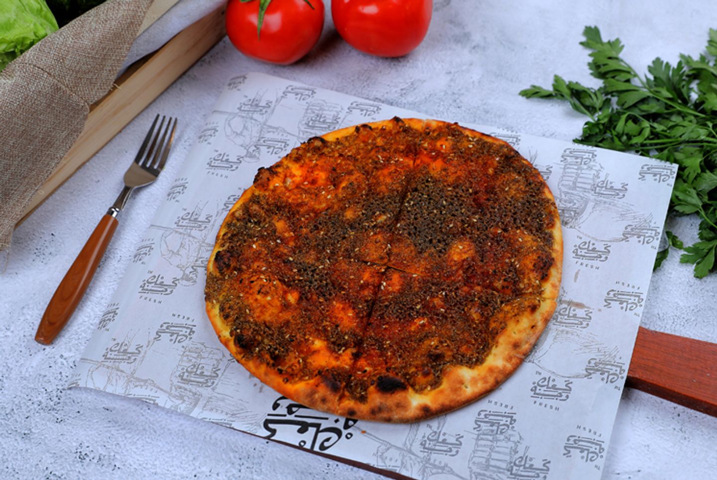 منقوشة محمرة وزعتر