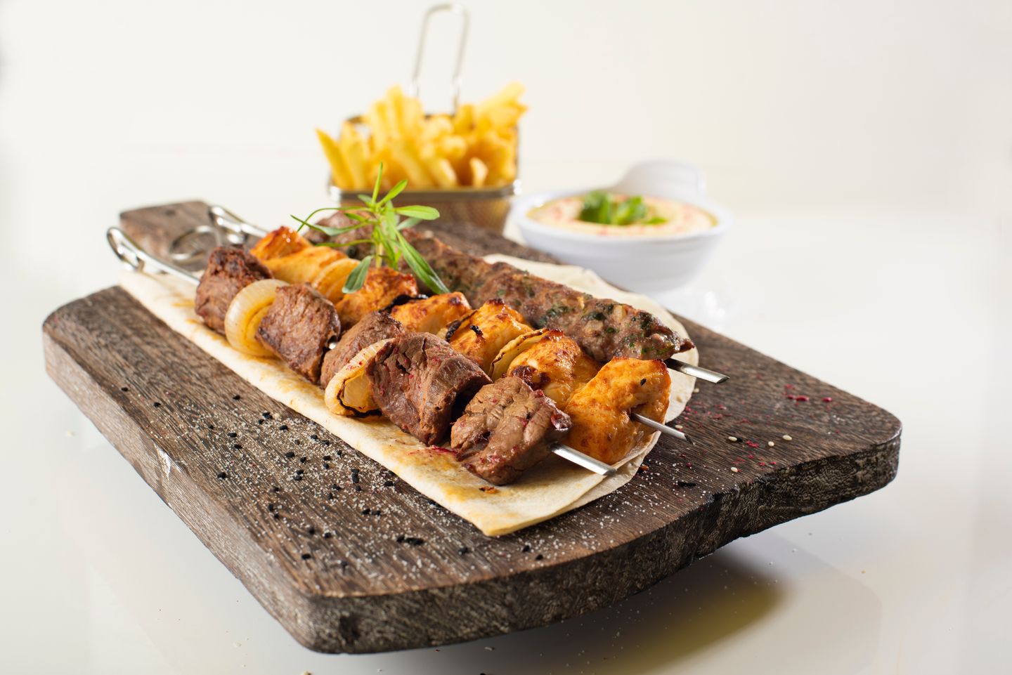 اطلب صحن مشكل مع سلطة وحمص وبطاطس ومشروب