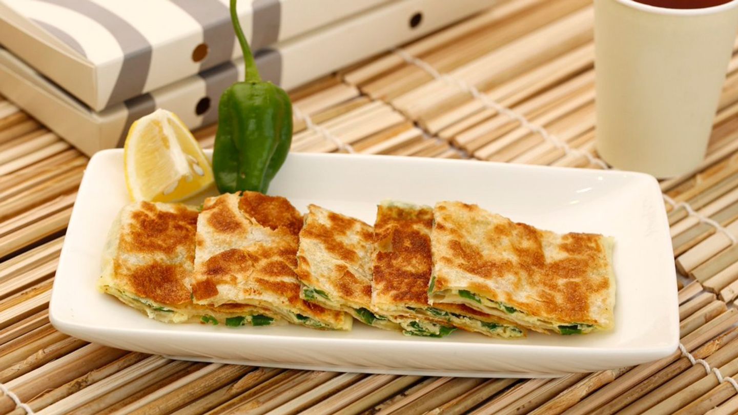 Mutabbak Cheddar Cheese With Vegetables