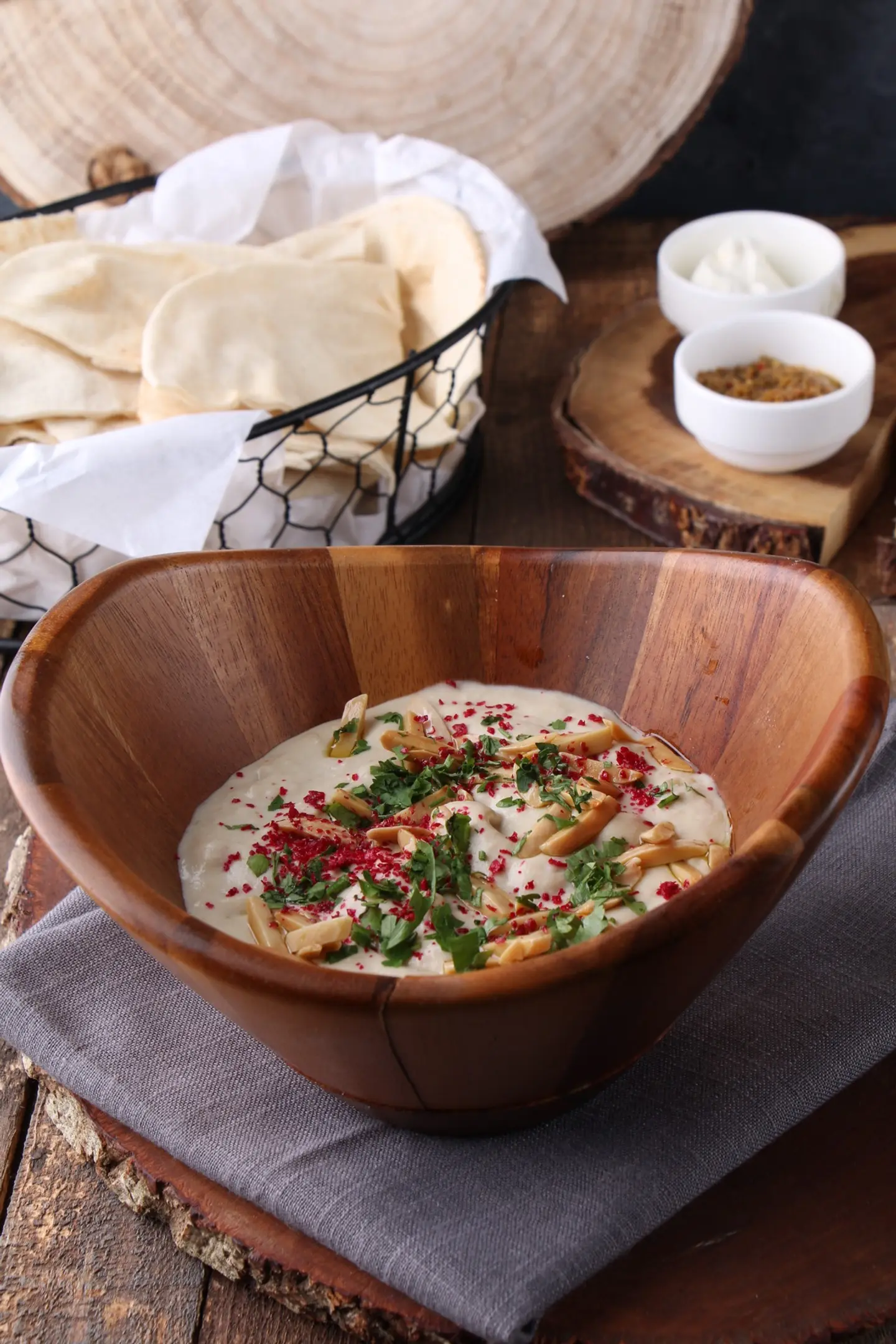 فتة حمص بالزيت واللوز - صغير