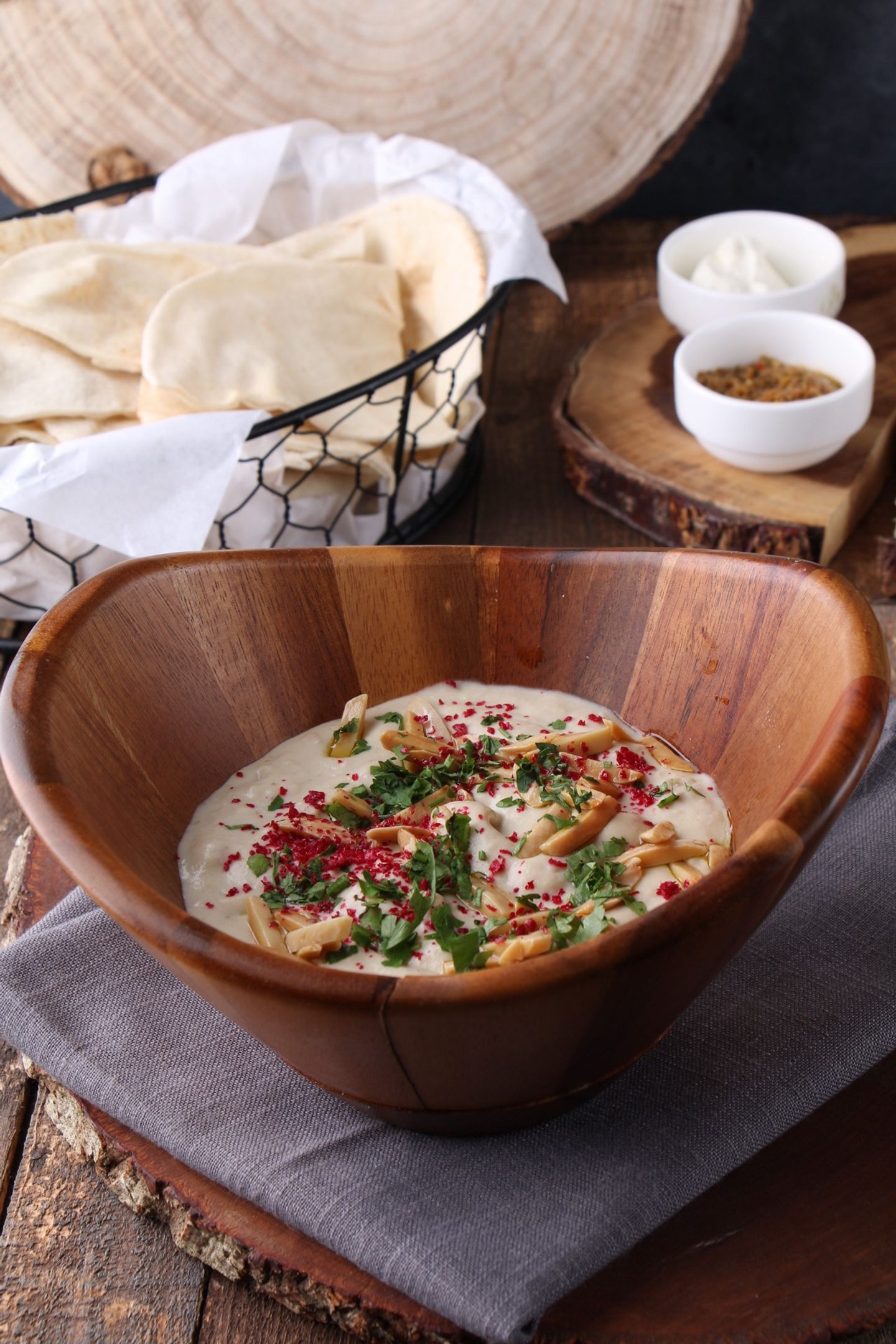 فتة حمص بالزيت واللوز - صغير