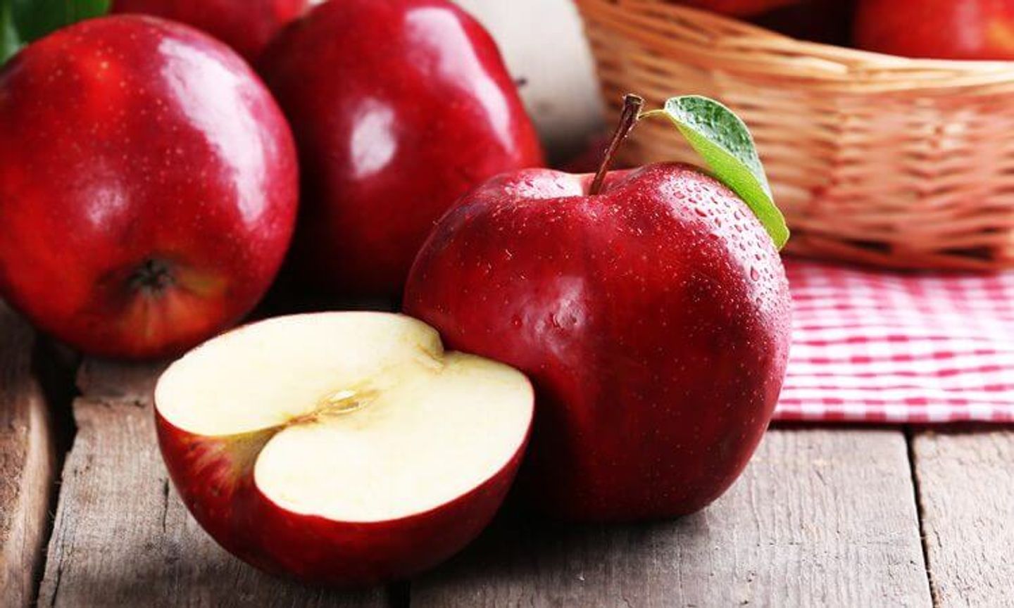 قطع تفاح مع عصير - وسط
