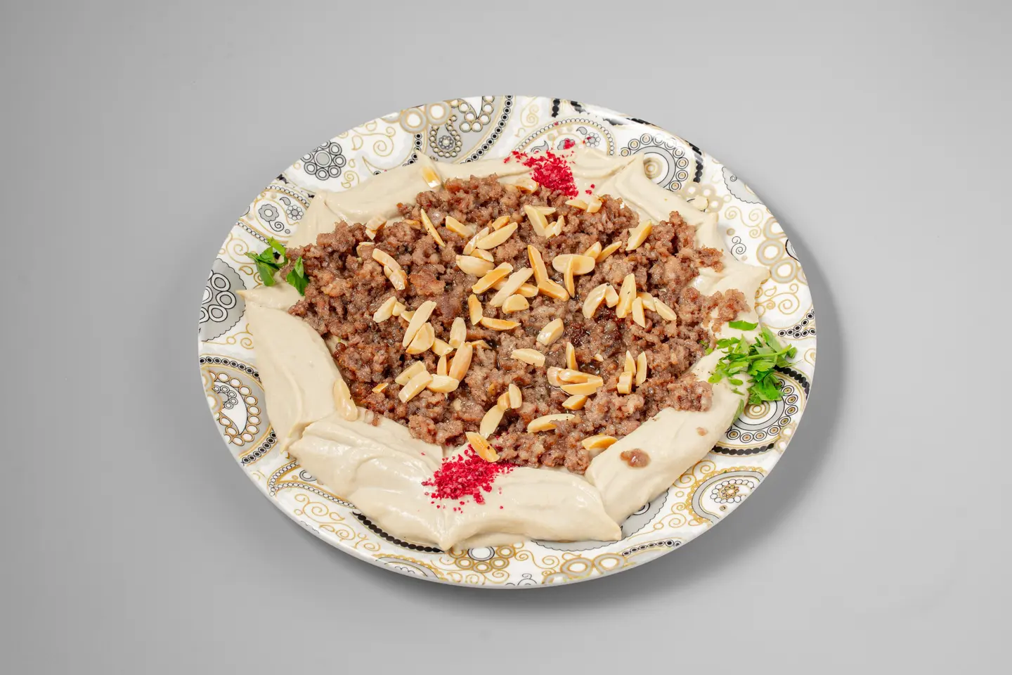 حمص باللحم والصنوبر - صغير
