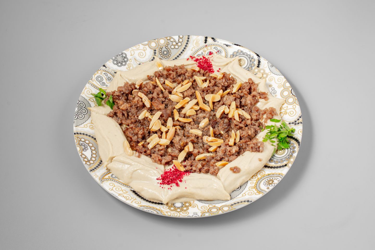 حمص باللحم والصنوبر - صغير