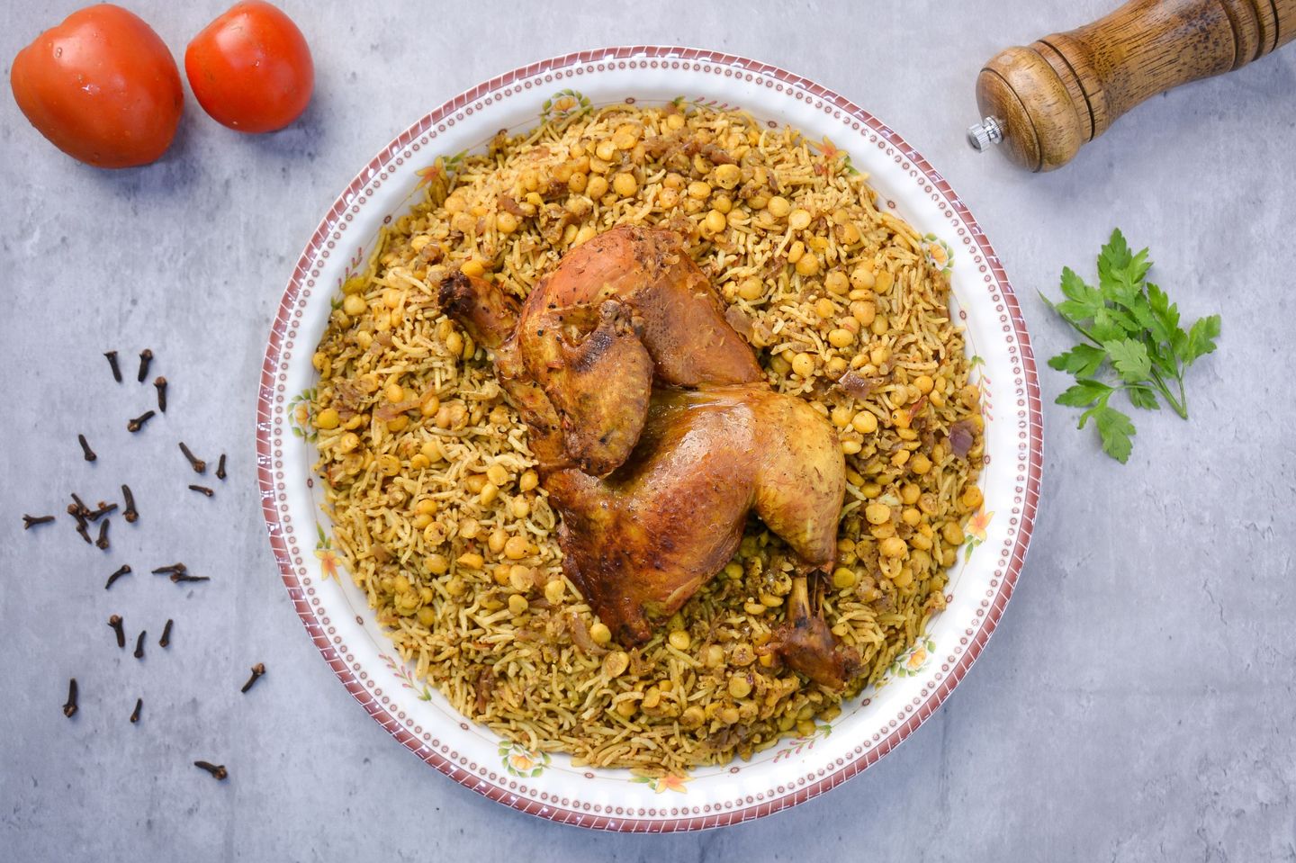 دجاج مجبوس حساوي - نصف دجاجة مع رز مجبوس حساوي