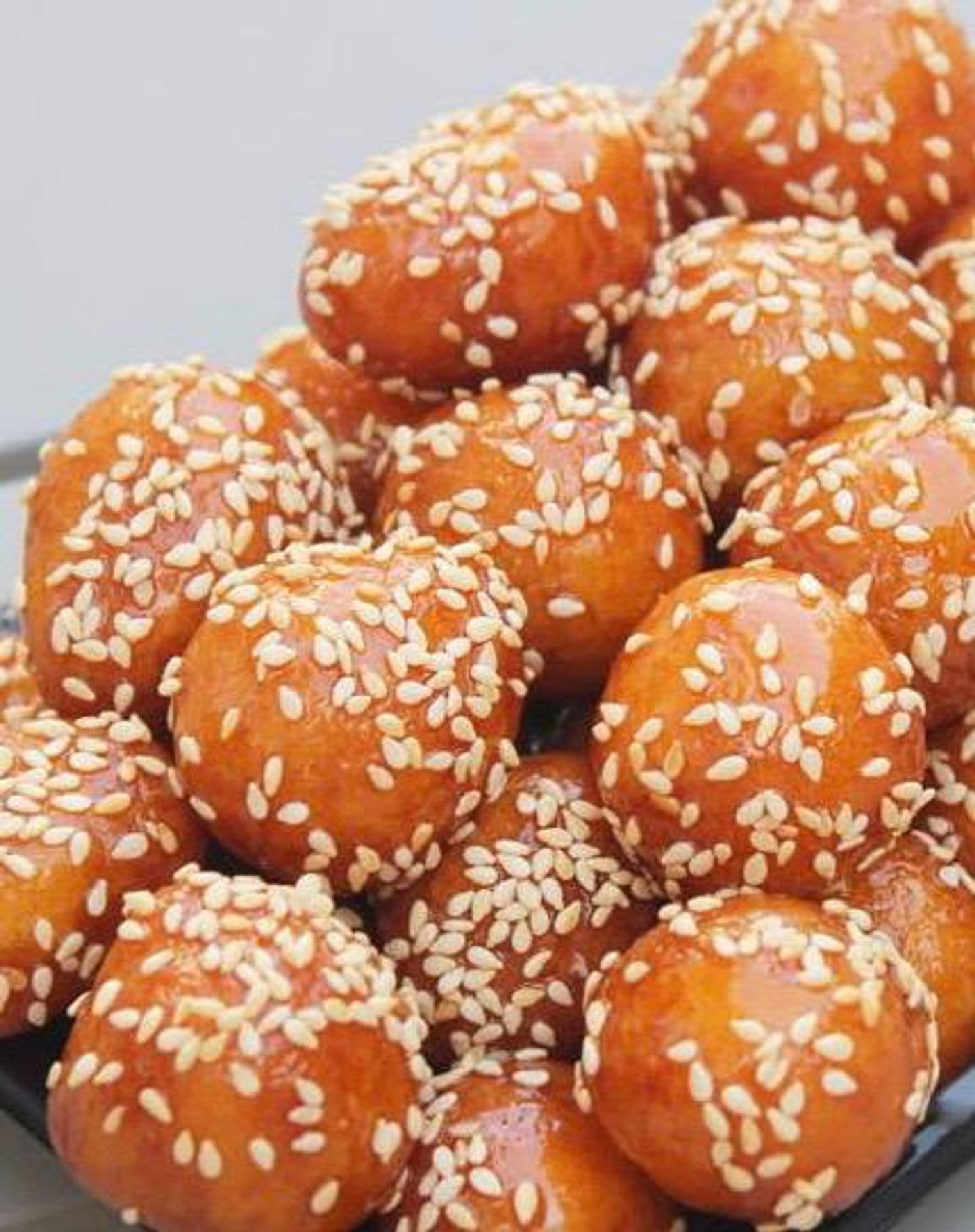 لقيمات بالدبس و سمسم محمص - صغير