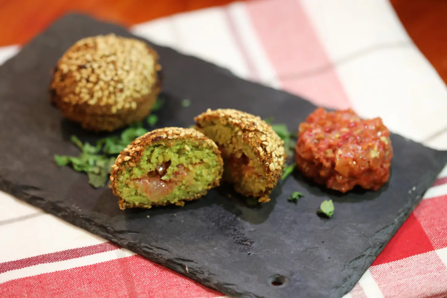 صحن فلافل محشي مشكل مع الحمص - 4حبات