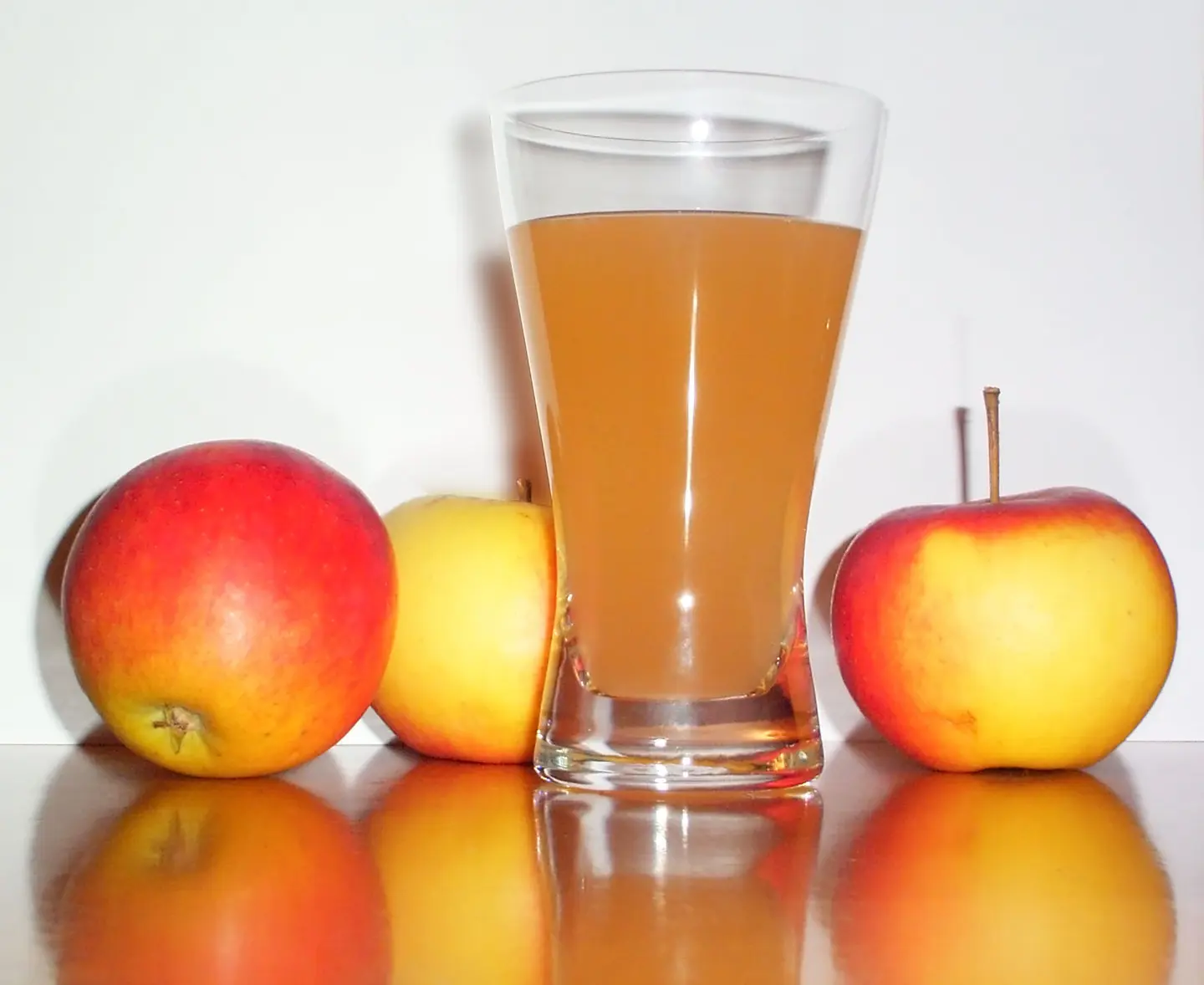 Apple - Medium Cup
