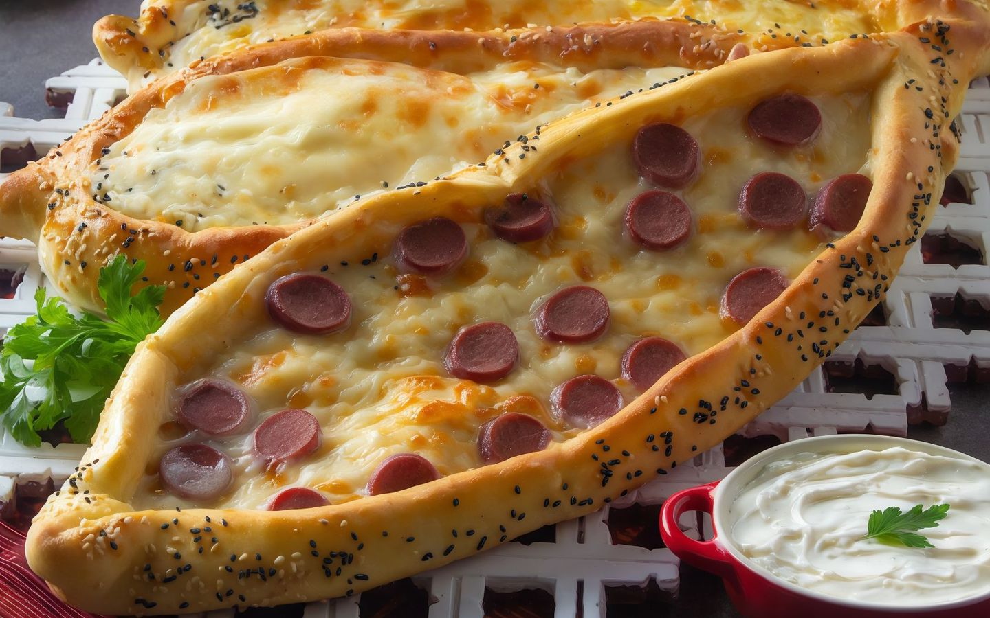 فطيرة نقانق - أبيض