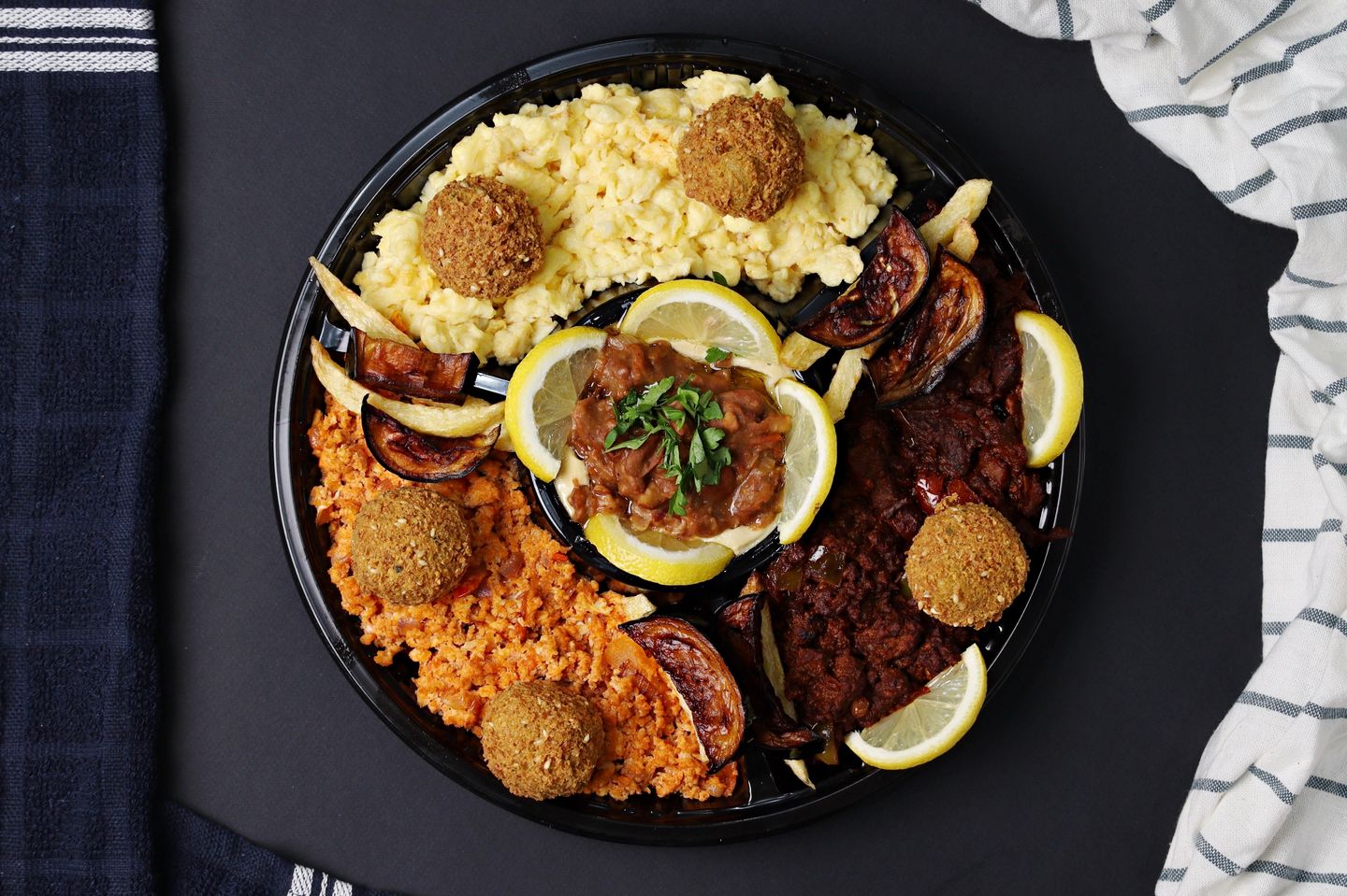 صحن ان اند اوت - وسط