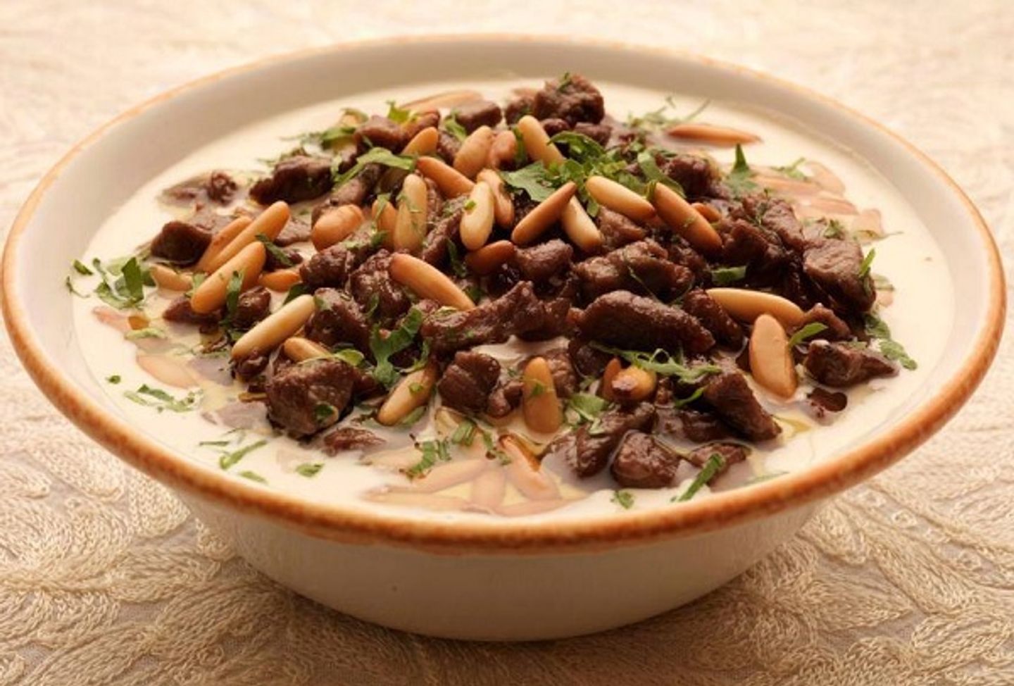 حمص باللحم و المكسرات - صغير