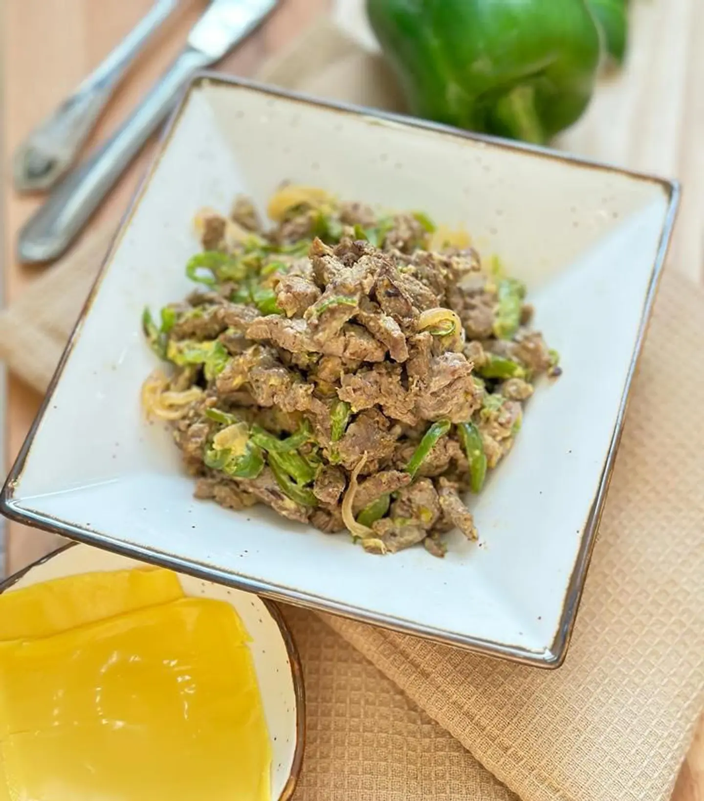 فيلي ستيك بالجبنة - 100 جرام