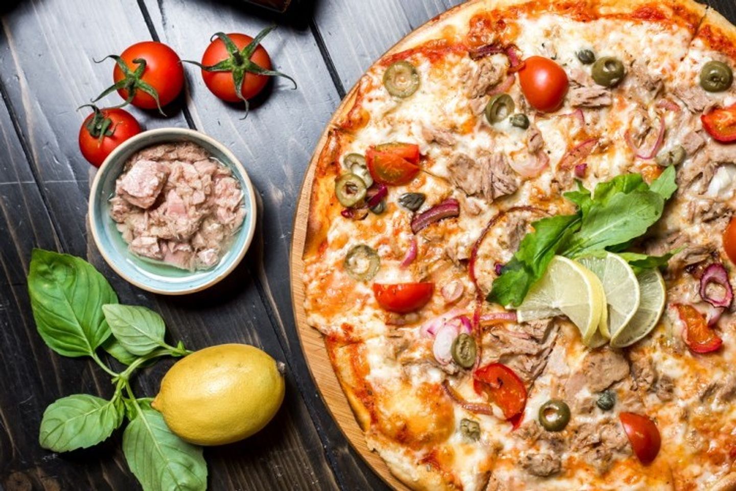 بيتزا بقطع التونة - وسط
