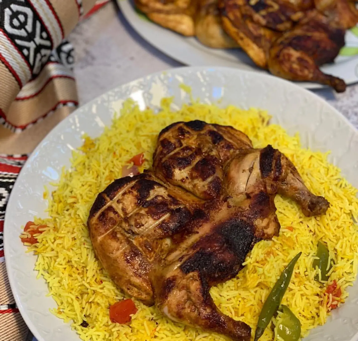 دجاج على الفحم مع أرز - نص حبة دجاج