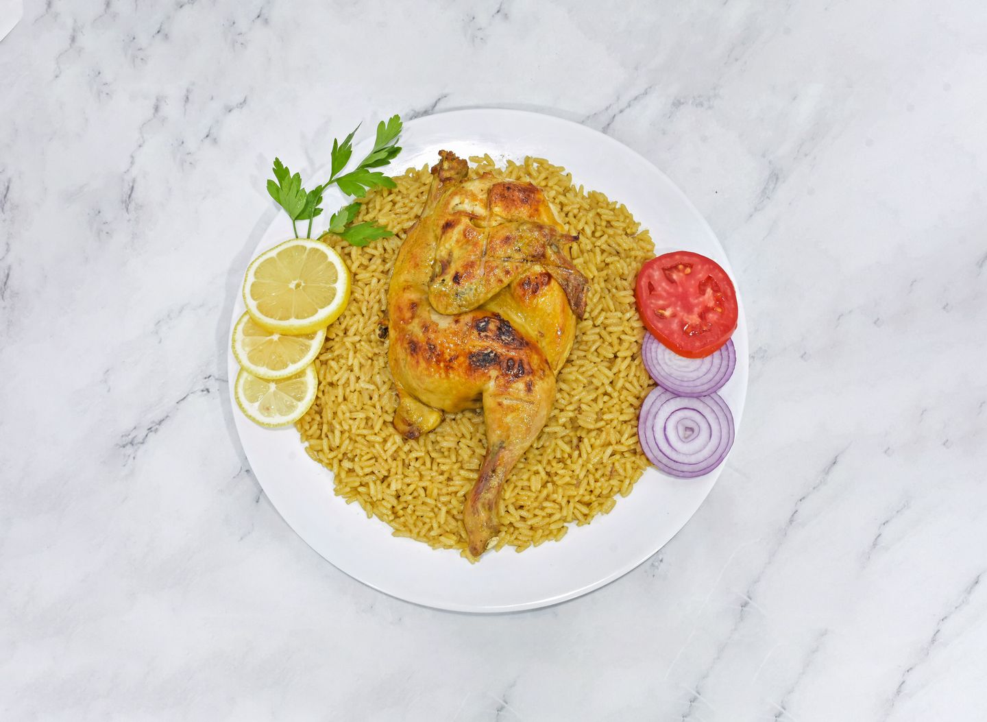 دجاج مشوي مع أرز مضغوط - نص حبة دجاج مشوي