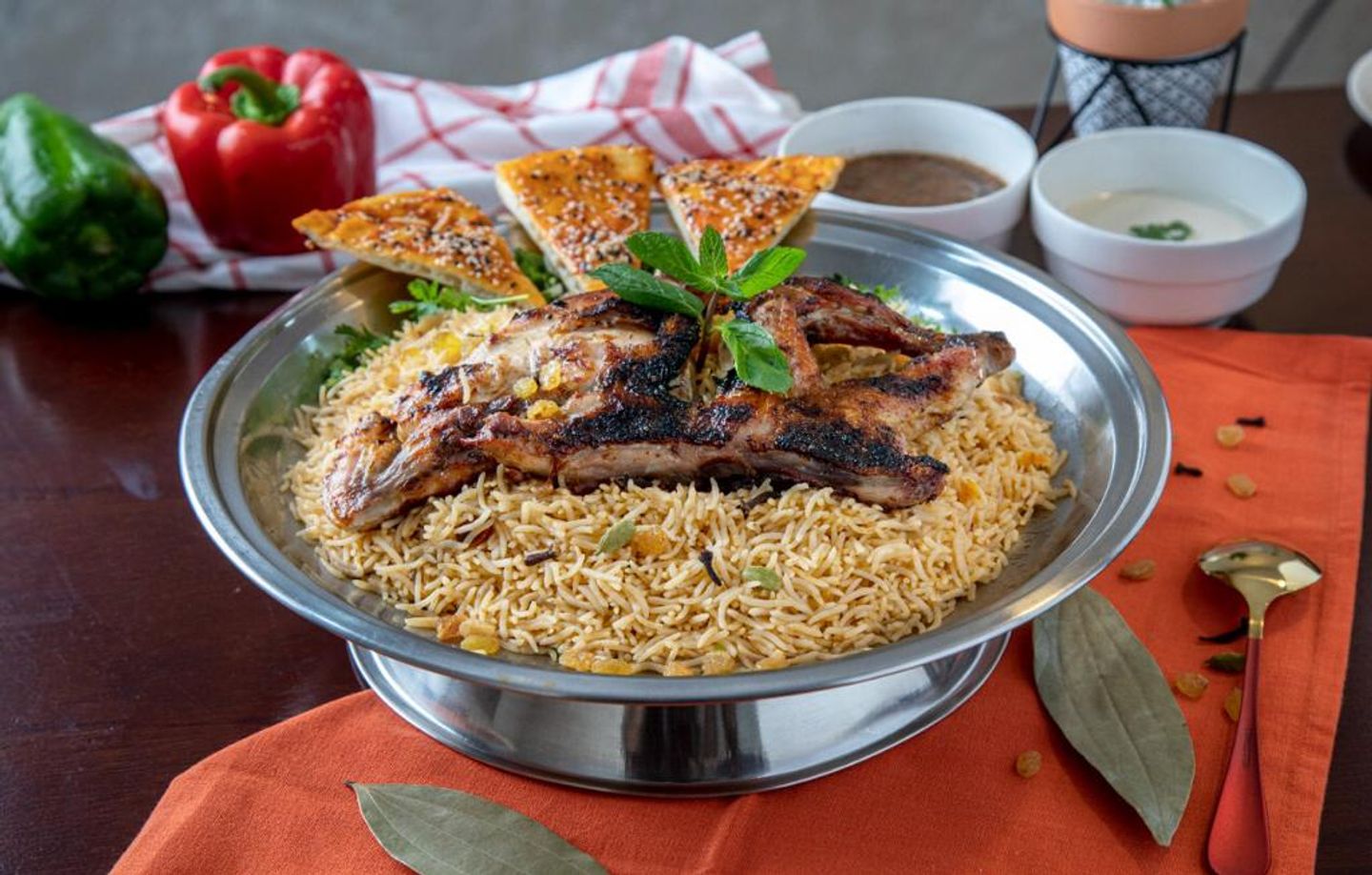 دجاج على الفحم مع الرز - نص حبة دجاج