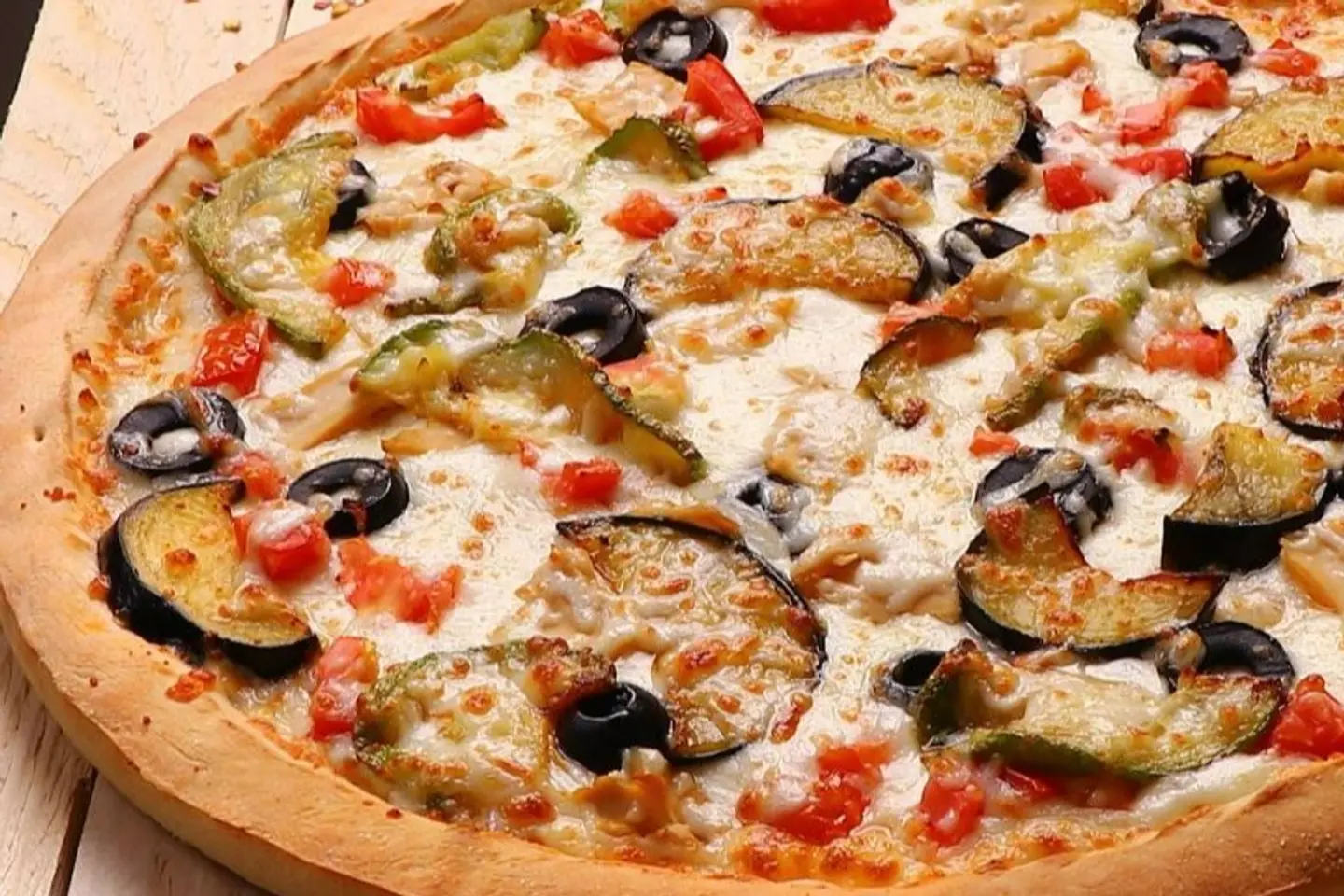 بيتزا باذنجان وكوسا - وسط