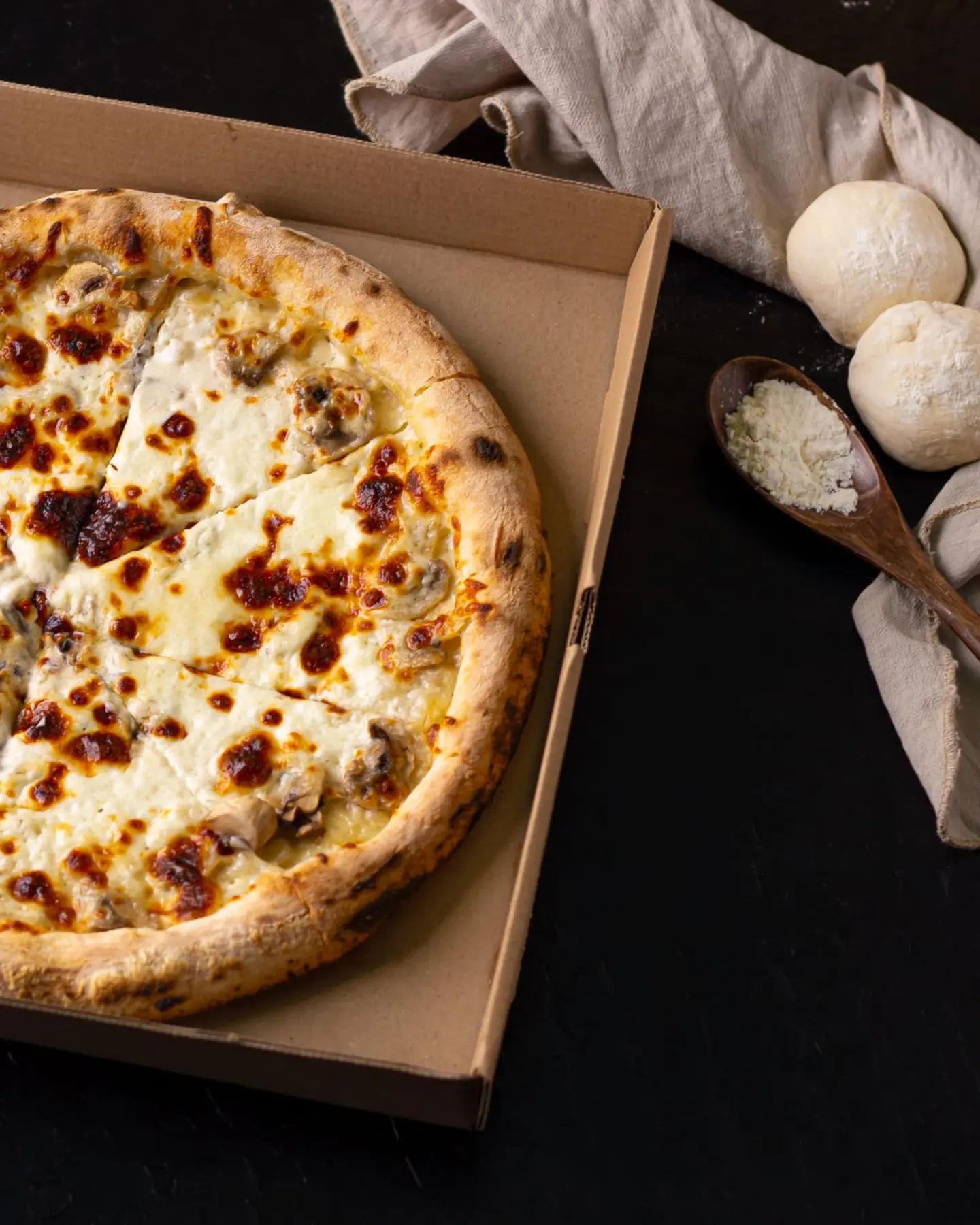 "عرض العائلة الكبيرة - 2 بيتزا كبيره من اختيارك مع 1 باستا