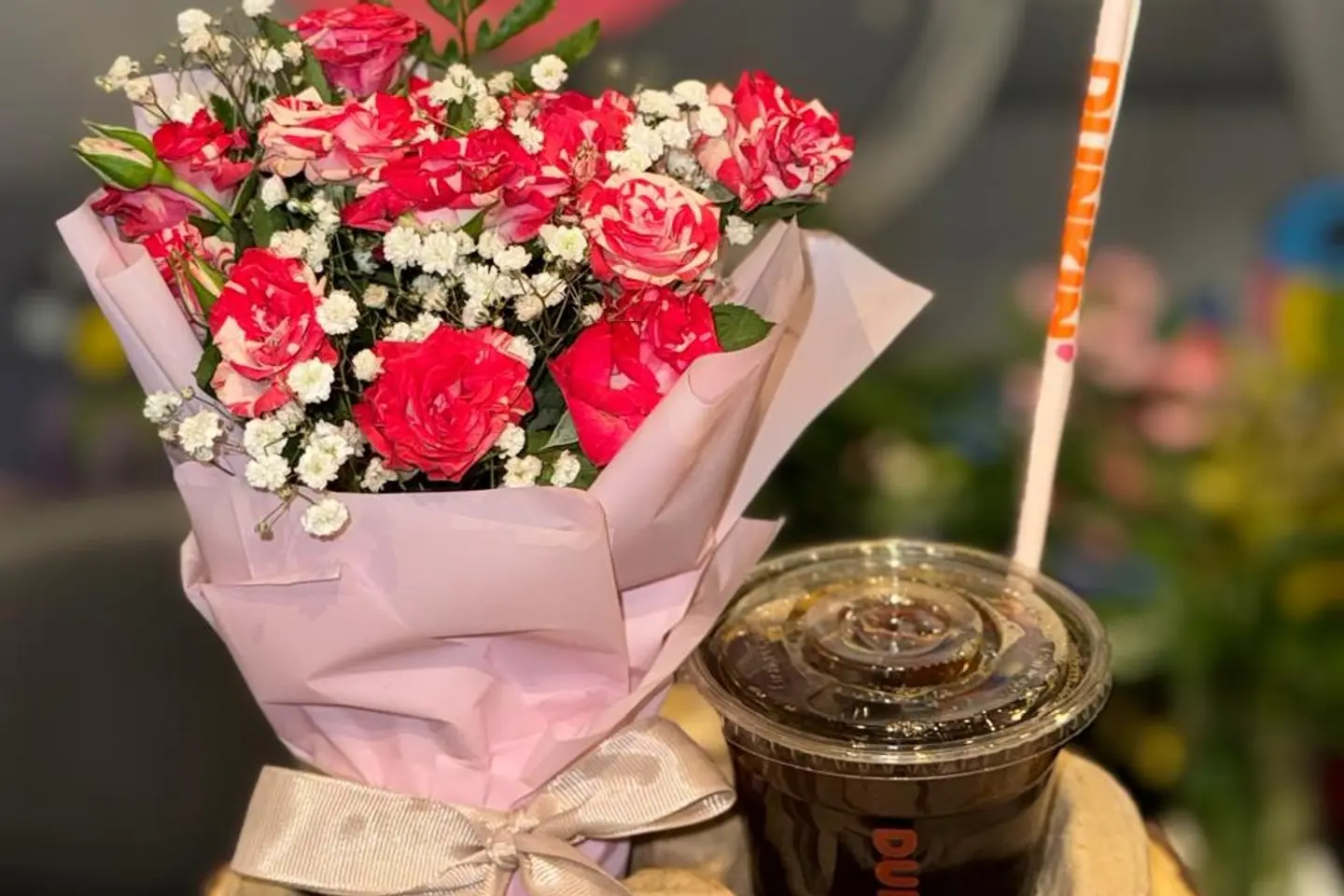 قهوة دانكن مع بوكيه بينك غامق - قهوة سوداء باردة