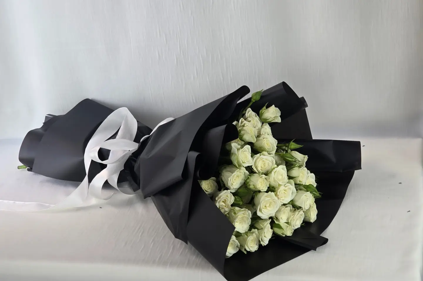 باقة بيبي روز ابيض كفر اسود - حجم اصغر