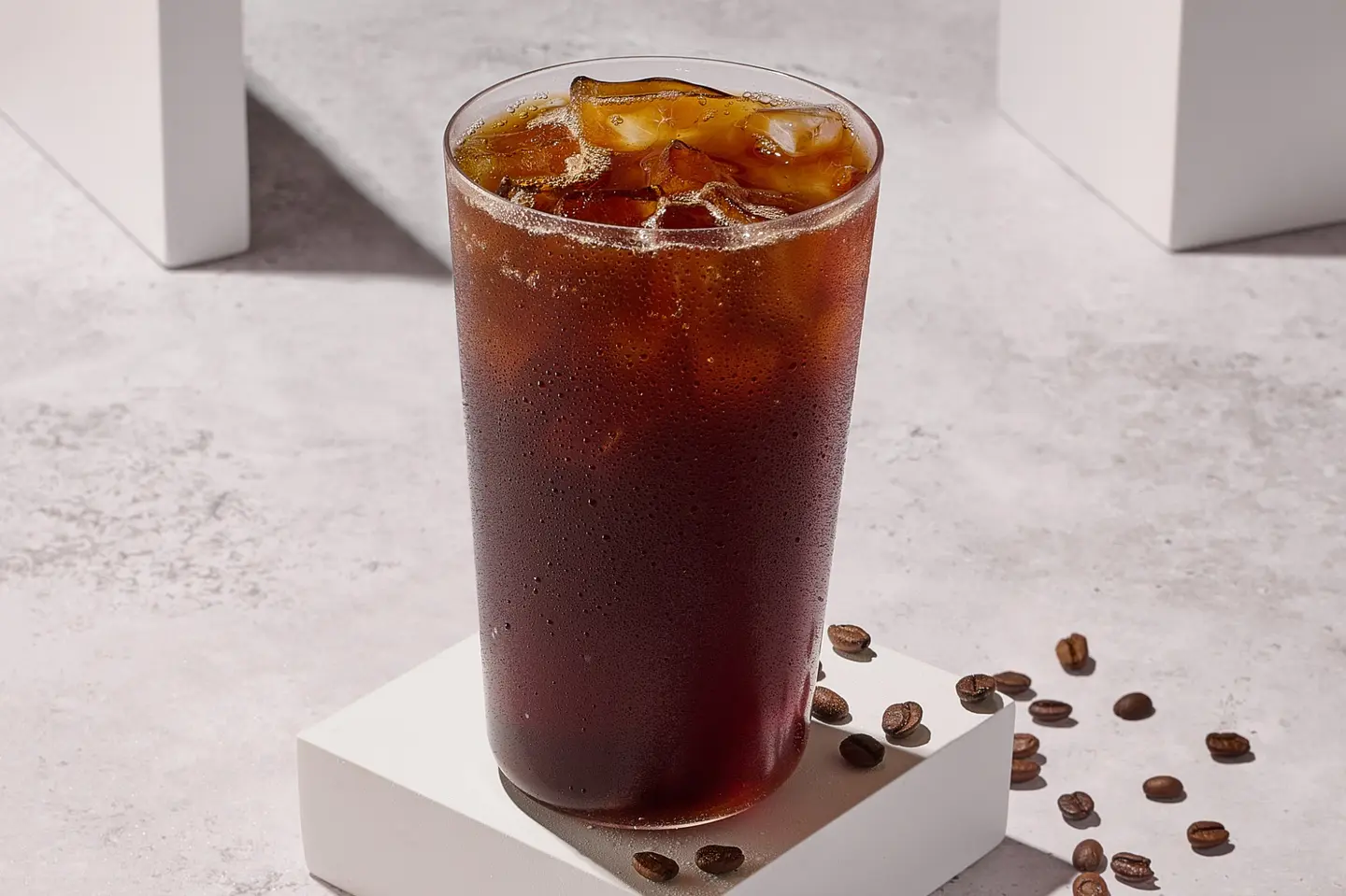 قهوة اليوم الباردة - كوب بلاستيك وسط