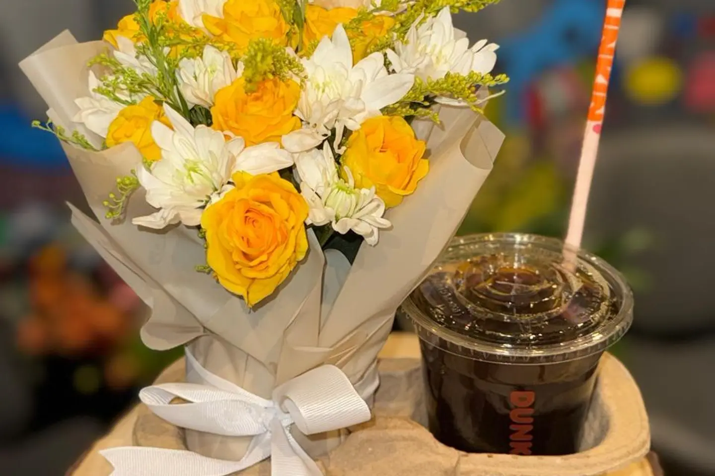 قهوة سوداء من دانكن مع ورد أصفر - قهوة سوداء باردة