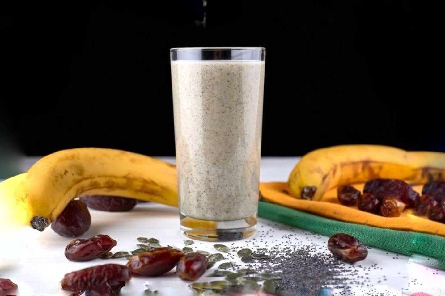 موز بالحليب والتمر - وسط