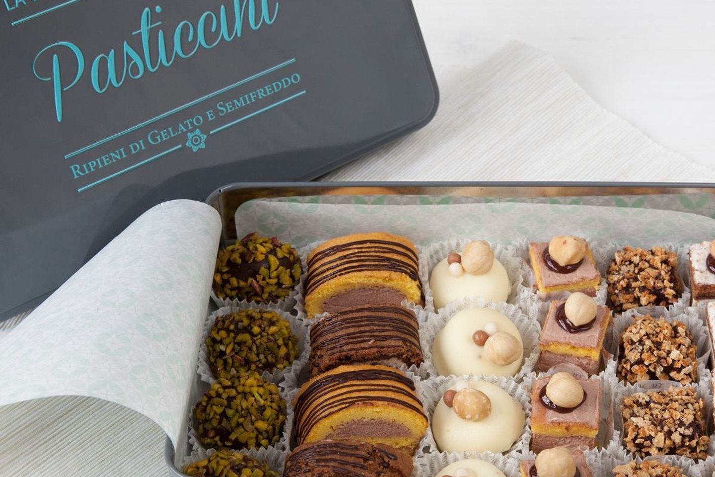 Pasticcini Box - Large 24 Pcs