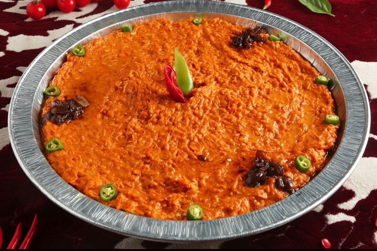 وليمة جريش أحمر مطبوخ بالدجاج - كبير