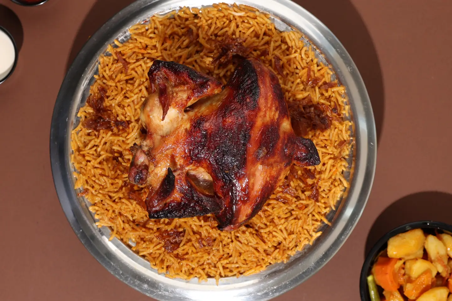 دجاج شواية مع أرز أحمر - نص حبة دجاج