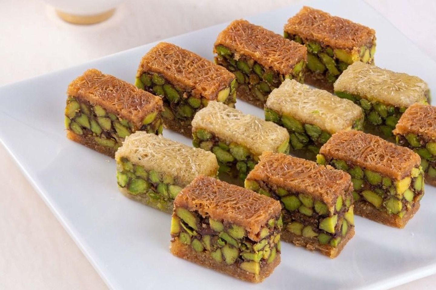 بلورية بيضاء بالفستق - نصف كيلو