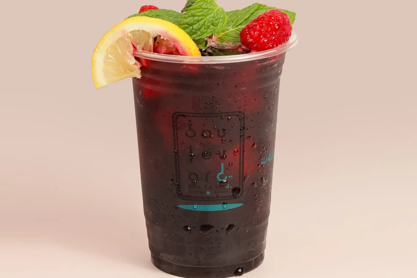 عصير الكركديه المنعش البارد اللذيذ - كوب