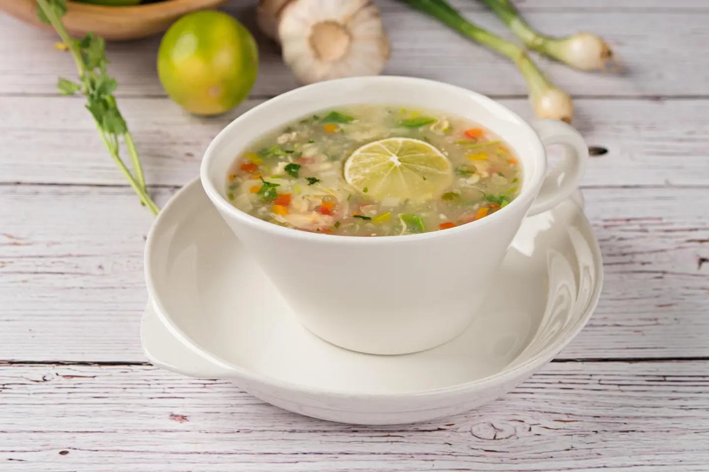 شوربة الدجاج بالليمون والكزبرة - دجاجة