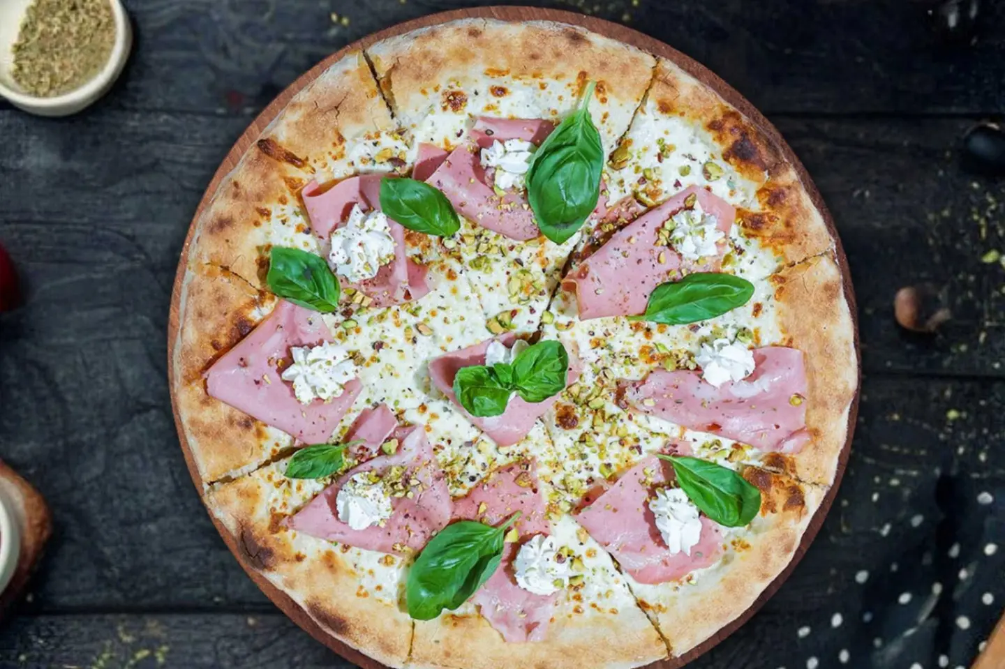 بيتزا مع المرتديلا - صغير