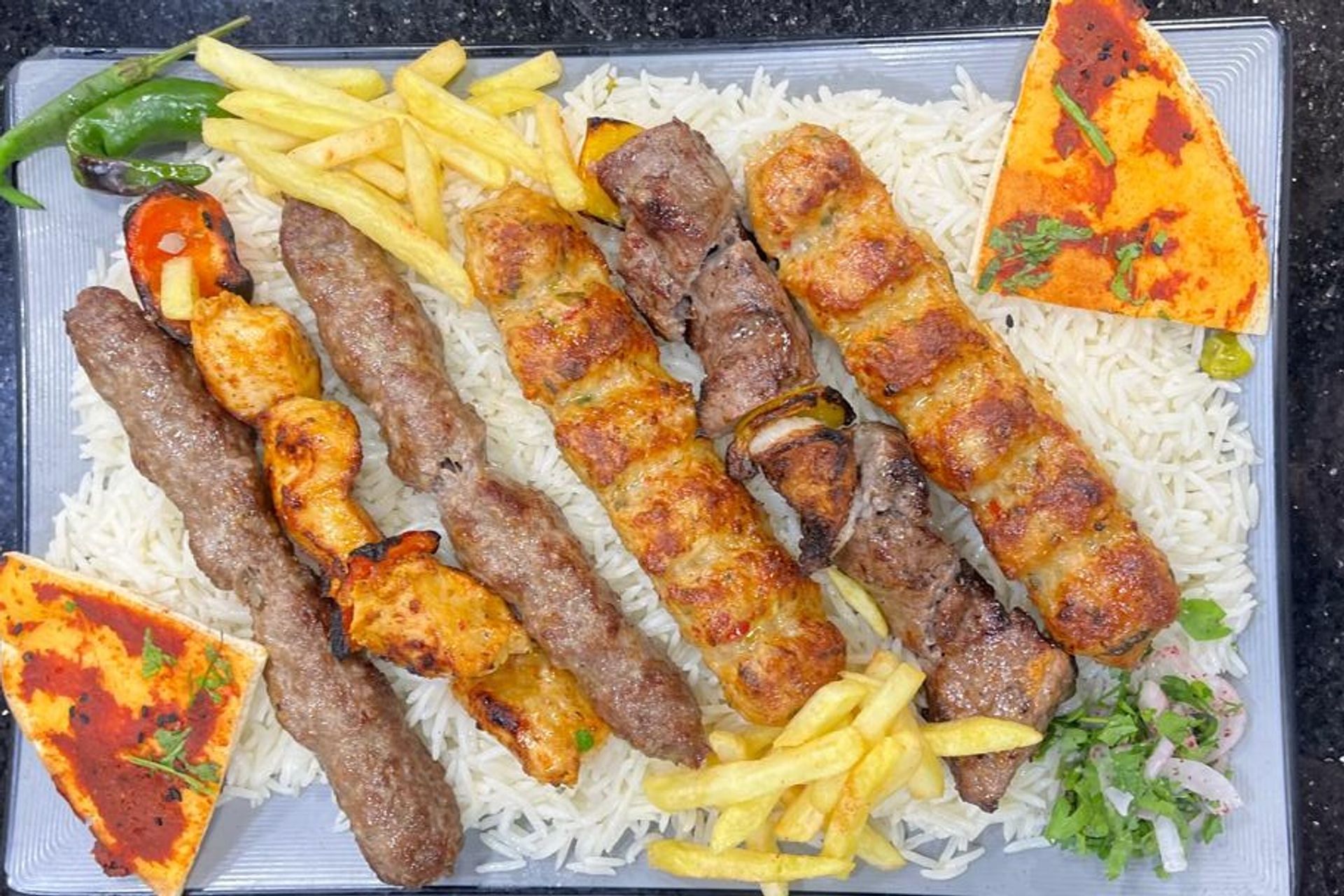 مشويات فيروز ستة اسياخ مع الارز - مشوبات فيروز دجاج 6 سيخ مشكل