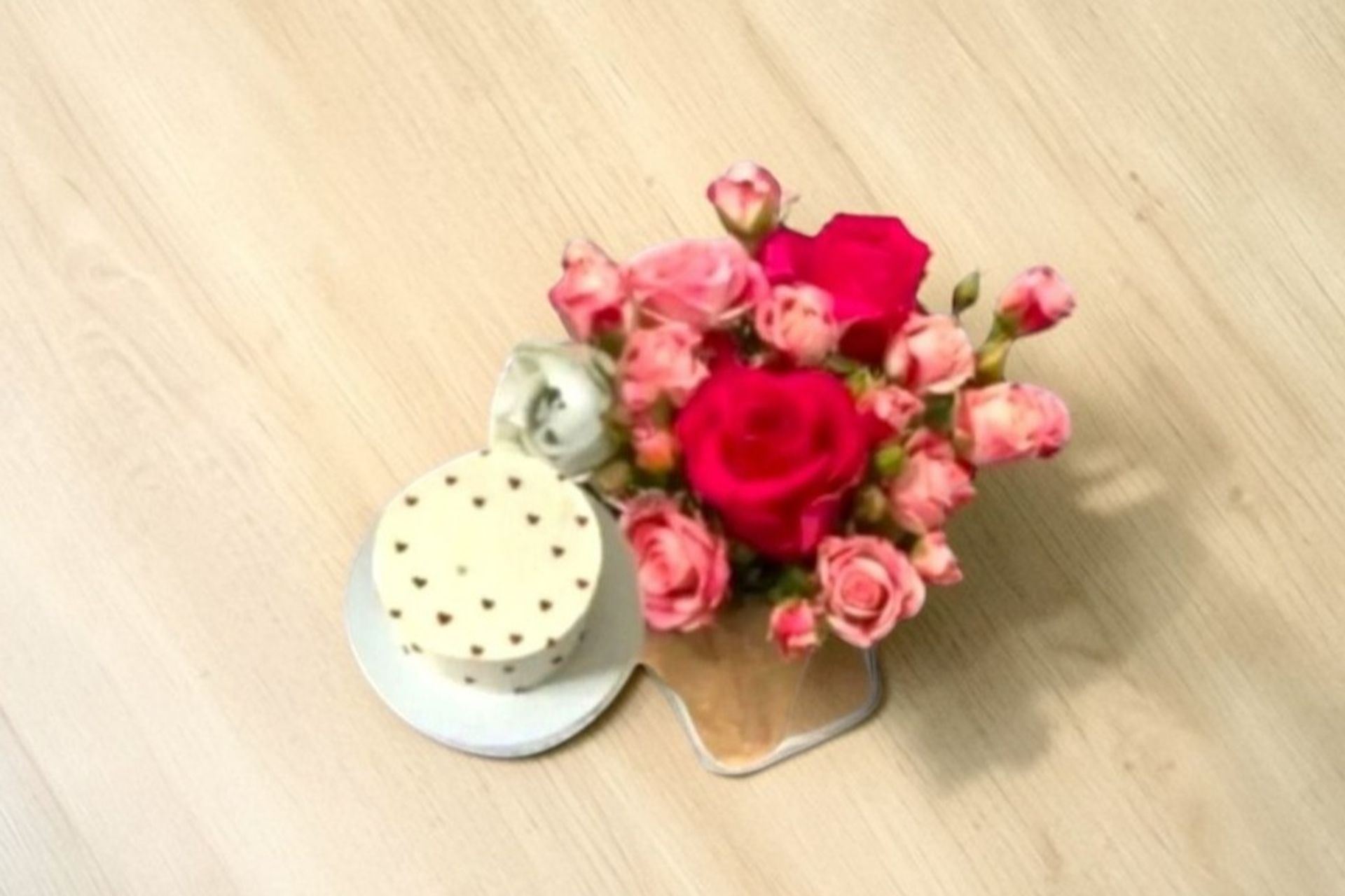 Cake With Roses And Baby Roses - Cake