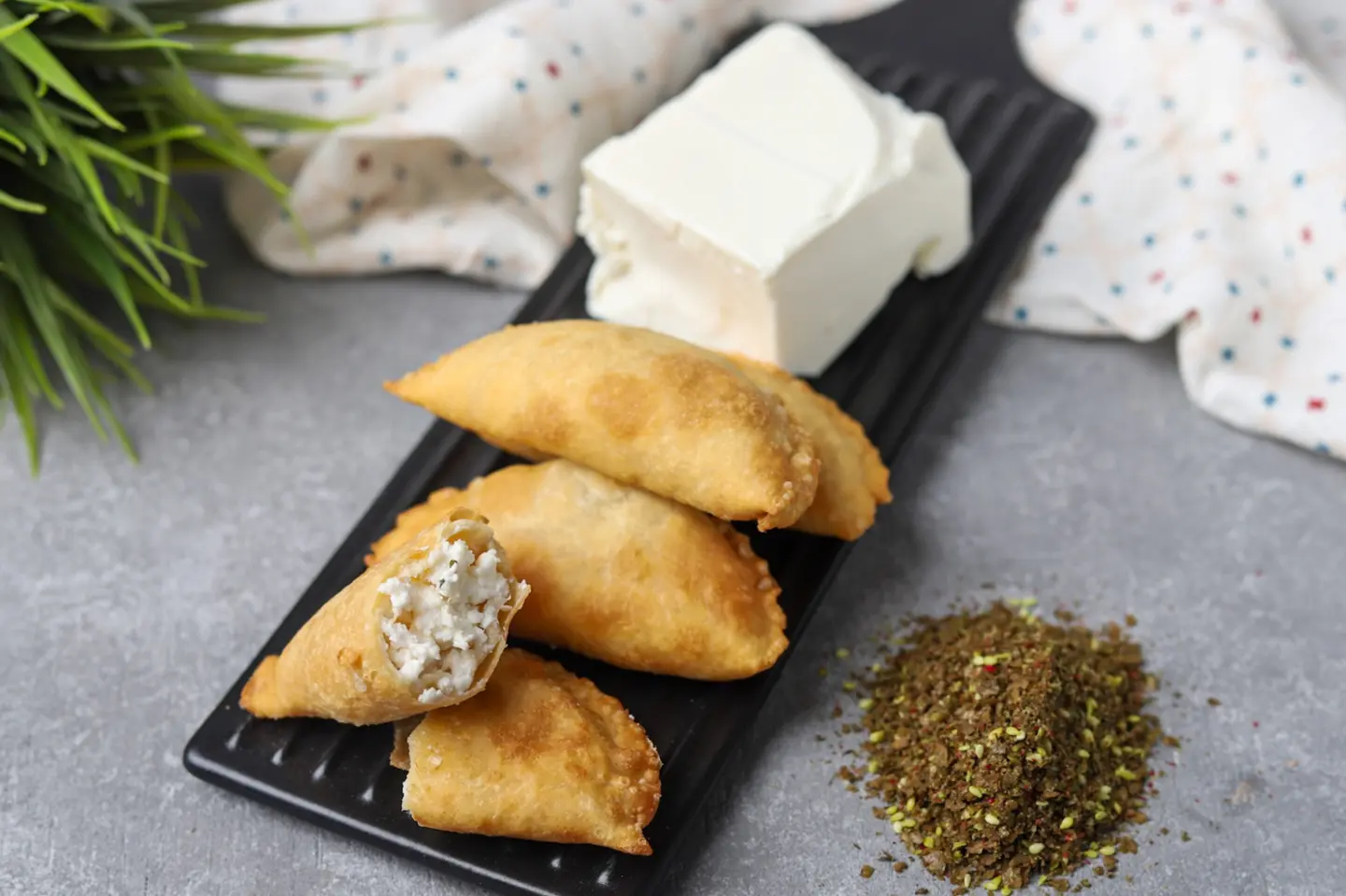 سمبوسة بف جبنة بيضاء - 1 حبة