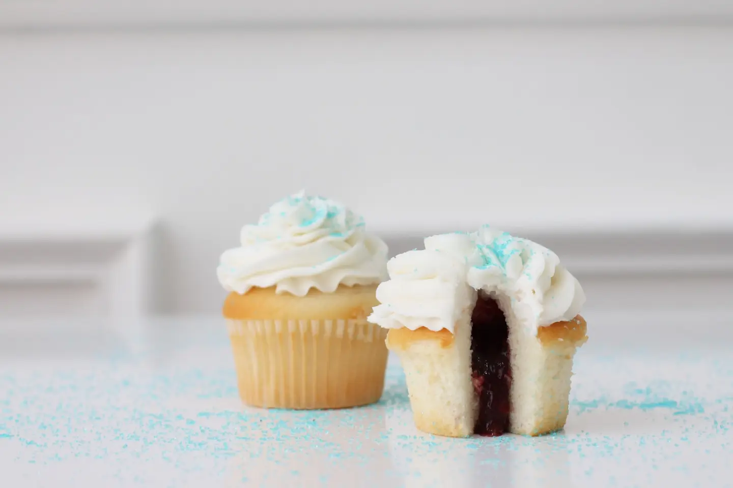 فانيليا بحشوة التوت كب كيك - الحجم الميني