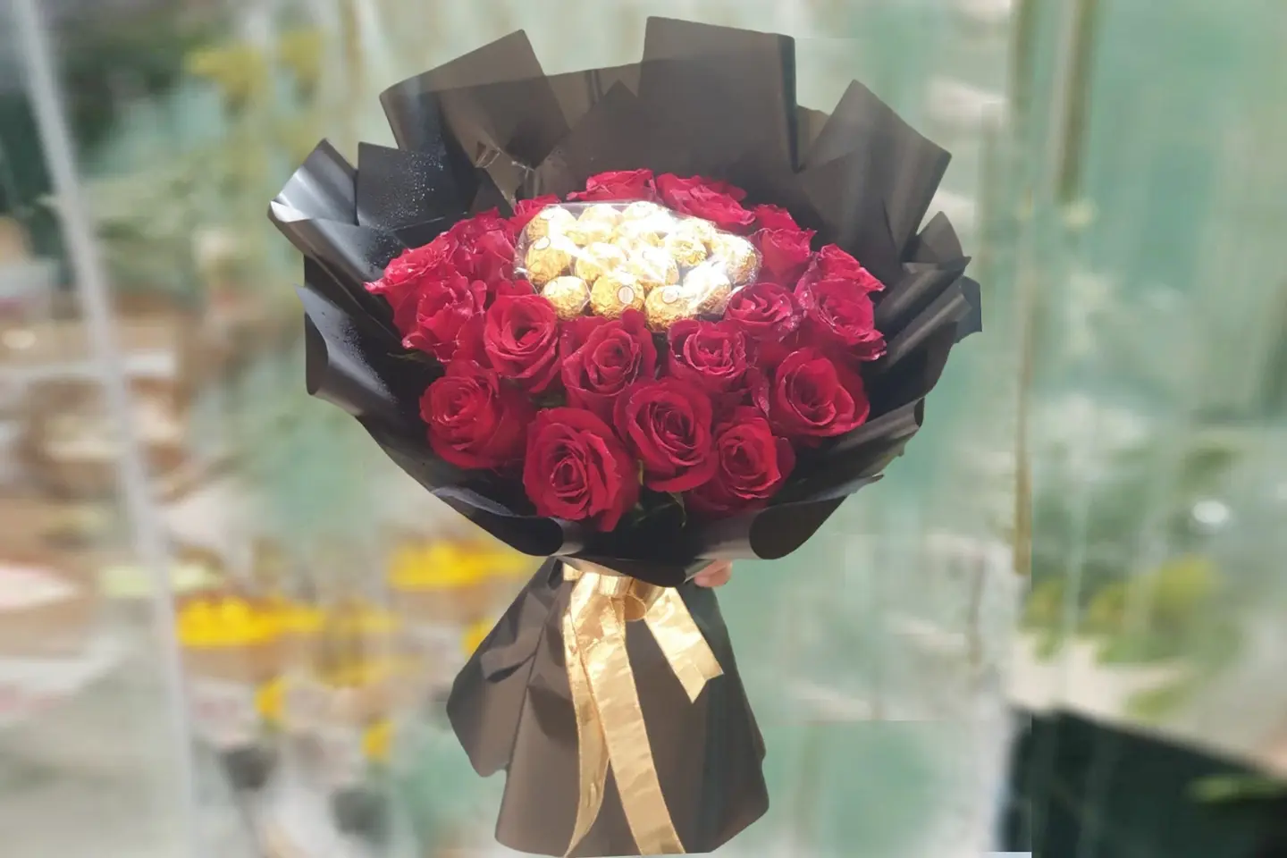 باقة الوردة الحمراء مع شوكولاتة فيريرو روشية - صغير