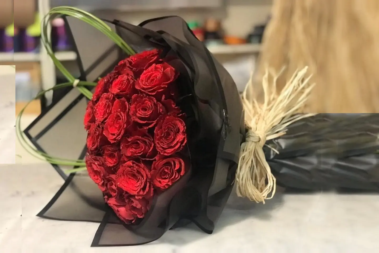 باقة ورد أحمر مع العشب الصلب علامة الحب ٢ - ١٥ قطعة