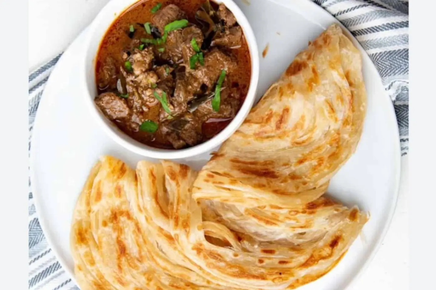 كاري لحم البقر مع دال وأربع قطع باروتا - عادي