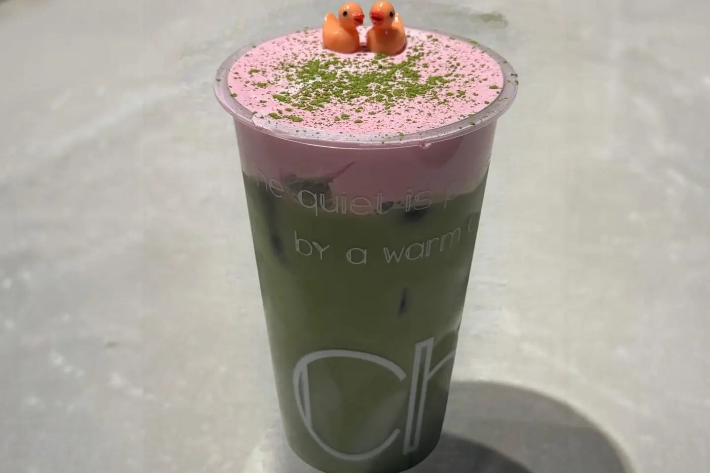 مزيج أنيق من ماتشا فاخرة مع حليب كريمي ولمسة فراولة منعشة، بطعم متوازن يجمع بين نعومة الشاي وحلا الفاكهة في كل رشفة - ماتشا فراولة