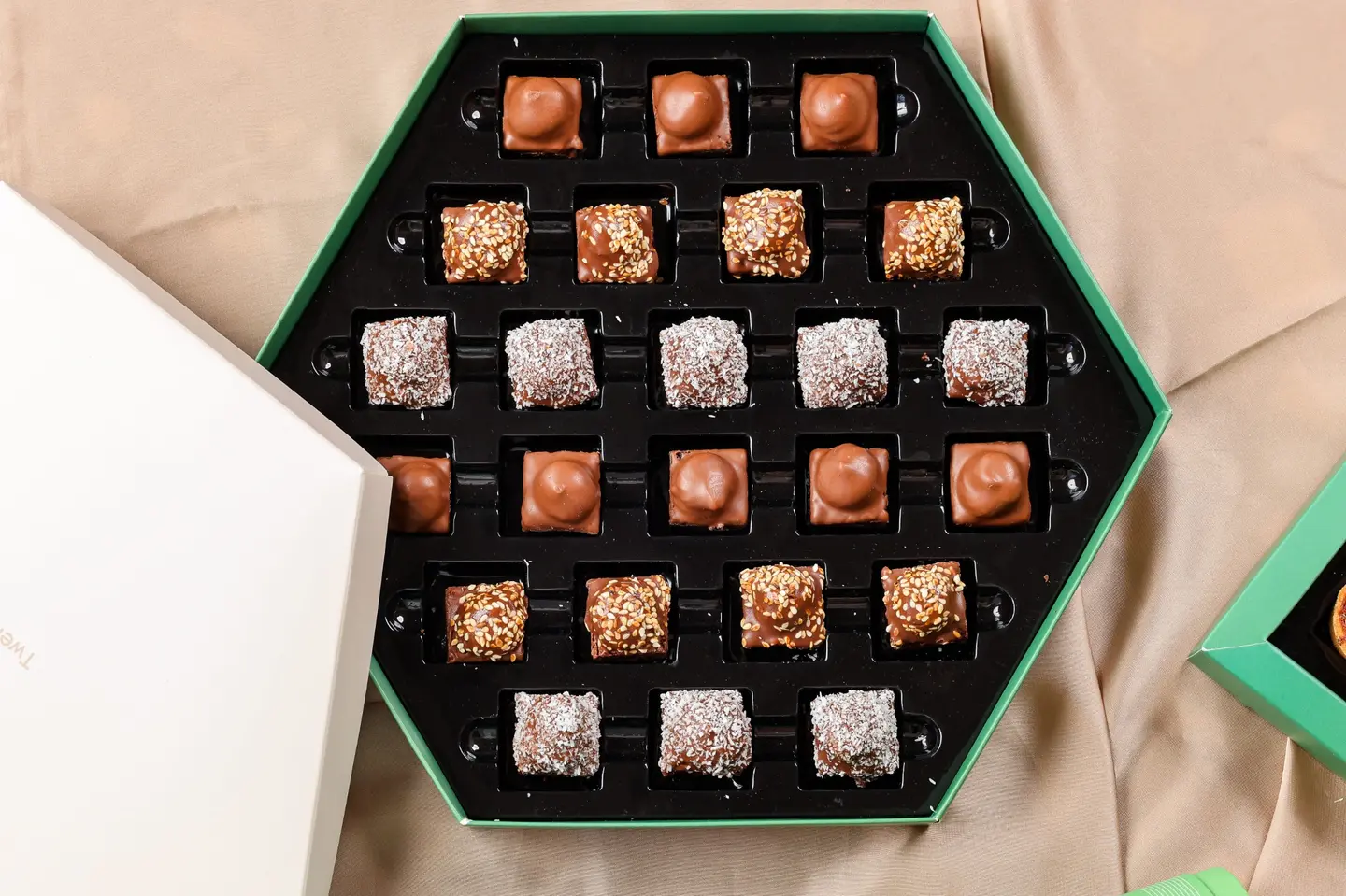 بوكس براوني متنوع - 12 قطعة