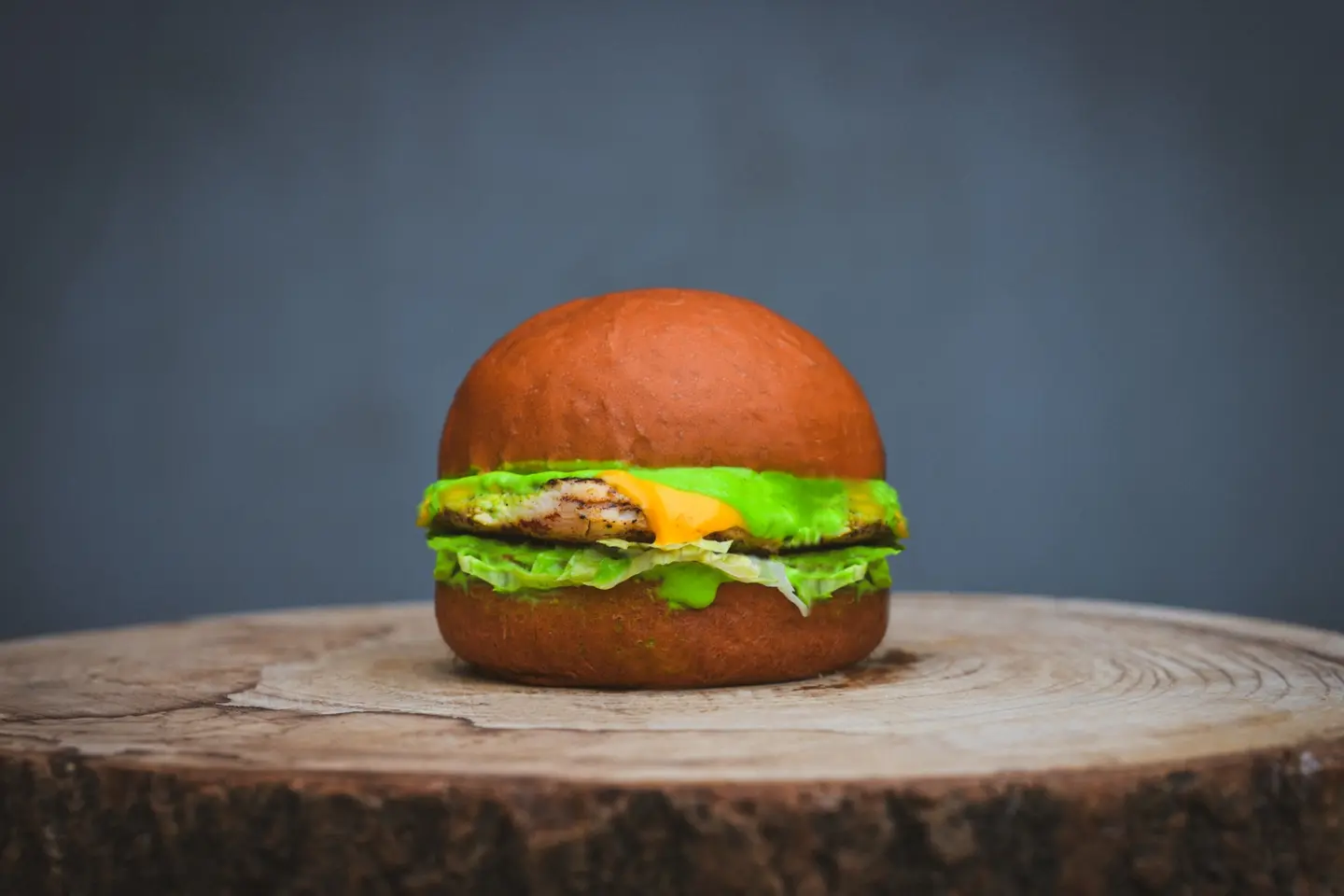 برجر الدجاج المشوى بالأفوكادو - ساندوتش