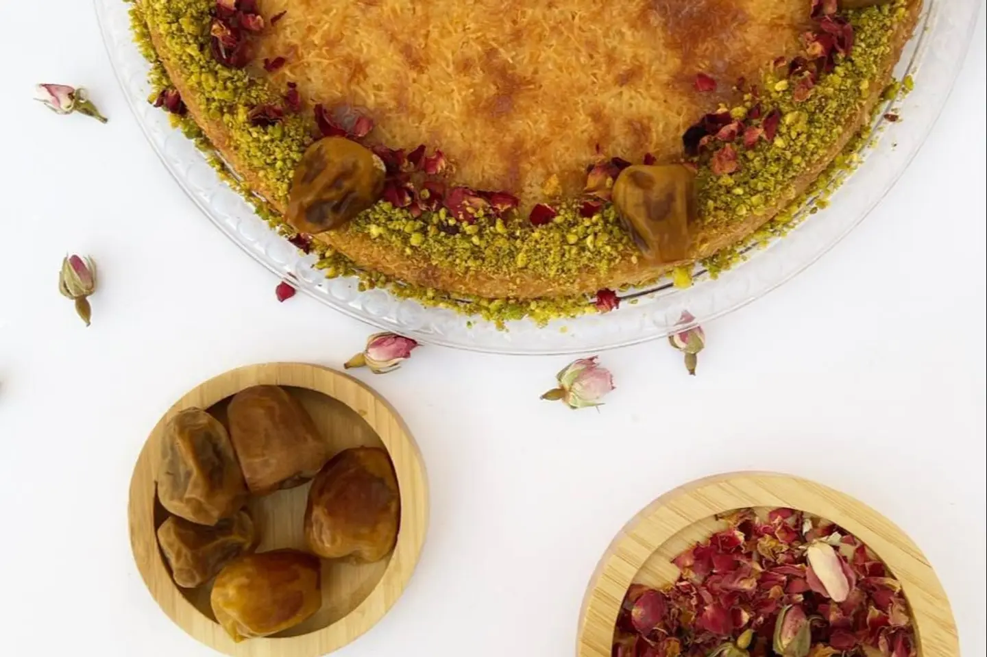 كنافة بالقشطة والتمر واللوز صغير - كبير