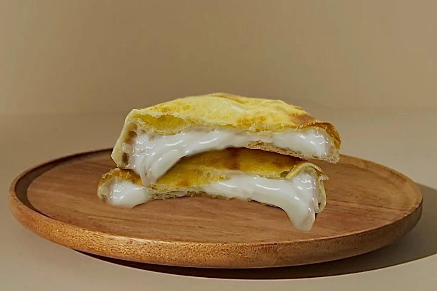 فطيرة جبن سائل مع المربى - ابيض