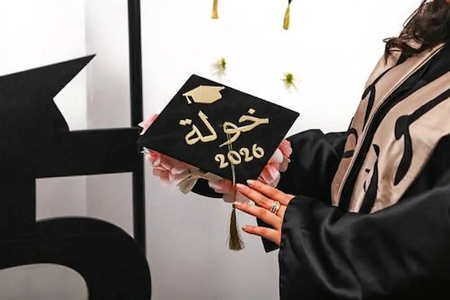 قبعة تخرج هايدرنجا بالاسم - أبيض