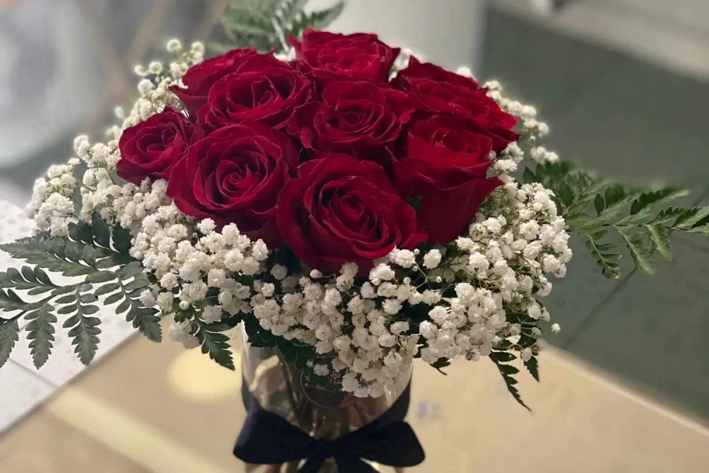 فازة طاولة - ورد احمر