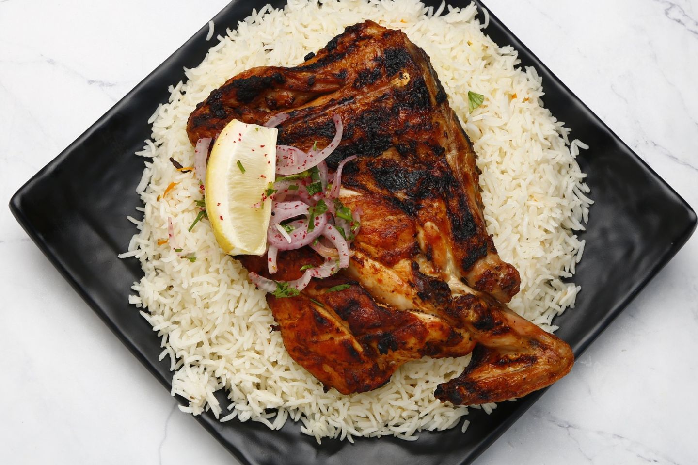 دجاج على الفحم مع رز - نص