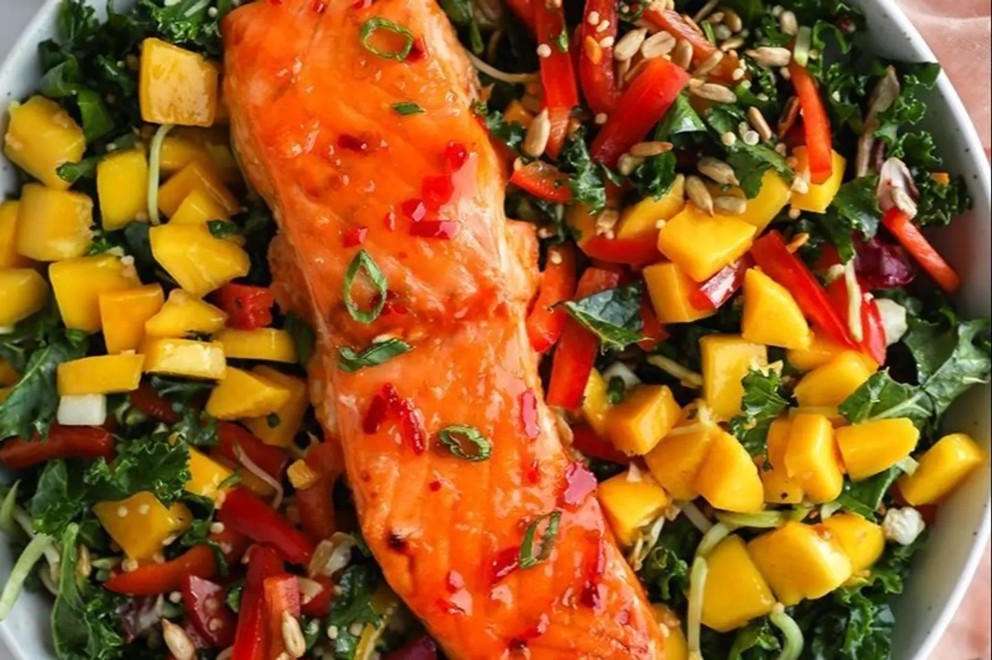 سلطة سالمون تاي - وسط